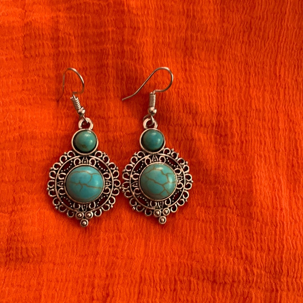 Beautiful design - brand new turquoise earrings